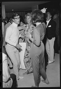 Roddy McDowall, Lauren Bacall y Shirley MacLaine en una fiesta en una casa en Malibu