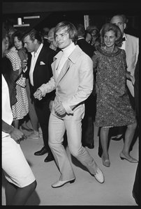 Rudolf Nureyev en una fiesta en una casa de Malibu