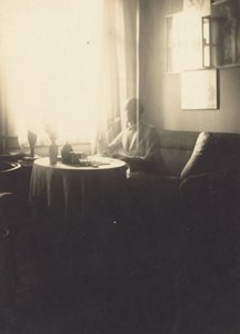 [Oskar Schlemmer sentado a la mesa con servicio de café en la Prellestrasse].