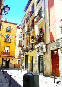 Una calle europea llena de colorido de Osvaldo Russo