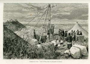 Cargando las cajas de excavaciones arqueológicas, Persia. Grabado de Tofani, para ilustrar la historia A Suse. de Oswaldo Tofani