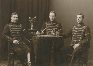 Tres jóvenes caballeros uniformados, Malmö, Suecia, años 1920