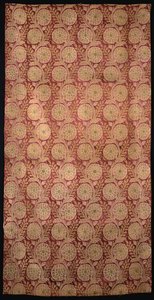 Un trozo de satén rojo tejido con tallos ondulantes con cabezas de flores doradas de Ottoman School