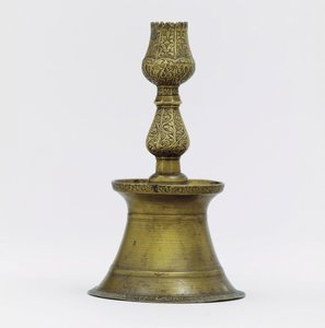 Un candelabro de latón otomano, el cuello con decoración incisa de arabescos que se eleva en forma de tulipán de Ottoman School