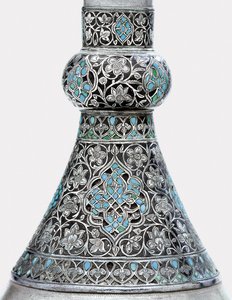 (detalle) de una botella otomana de zinc con montura de plata incrustada de turquesa de Ottoman School