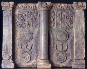 Friso que muestra las huellas de Buda, Gandhara, siglo I al V d.C.