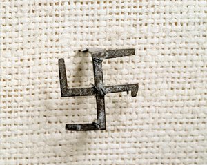 Antigüedad cristiana: fíbula en forma de esvástica. Siglo I al III. Museo Nacional de Arqueología de Saint Germain en Laye