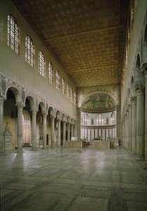 Vista interior de la iglesia de Santa Sabina, nave central, fundada en el siglo V de Paleo Christian