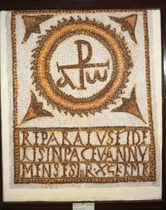 Túnez, El Mosaico de Uppenna, obra de mosaico que representa una tumba con un epitafio: alfa y omega (el principio y el fin) de Paleo Christian