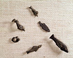 Antigüedad cristiana: fíbulas y joyería de metal en forma de pez. Museo Nacional de Arqueología, Saint Germain en Laye