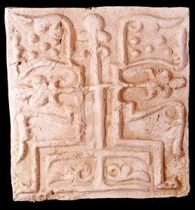 Arte paleocristiano: piedra adornada con relieves de ramas de vid y una cruz. De la Isla de Kharg, Irán.