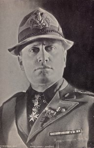 Álbum "Duce": Benito Mussolini en uniforme de la Milicia (foto en b/n) de Pandimiglio Pandimiglio
