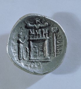 Tetradracma de Vahbarz, Rey de Persis, que representa un altar de fuego zoroastriano (reverso) de Parthian School