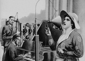 Nellie Melba actuando para la radio (litografía)