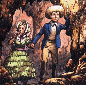 Chico sin identificar guiando a una chica por una cueva a la luz de las velas