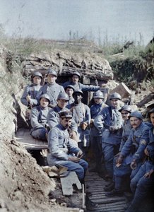 Un grupo de soldados franceses en una trinchera en la línea del frente, Hirtzbach, Departamento Haut-Rhin, Alsacia, Francia, 16 de junio de 1917 (autocromo) de Paul Castelnau
