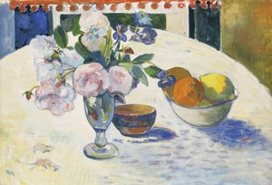 Flores y un cuenco de frutas en una mesa de Paul Gauguin