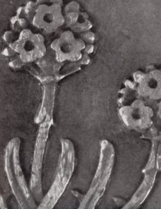 Detalle de una moneda de tres peniques (fotografía en blanco y negro) de Paul Henning