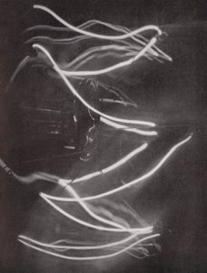 Filamento de una bombilla (fotografía en blanco y negro)