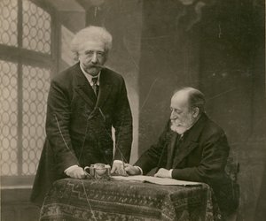 [Dos hombres en el interior, probablemente René Thorel y Hollman] de Paul Nadar