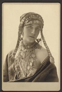 [Mujer desconocida en traje teatral]