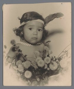 Retrato de un niño desconocido con una diadema y un ramo de flores. de Paul Rollman