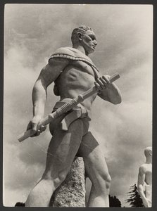 Escultura moderna en un campo de deportes de Paul Wolff