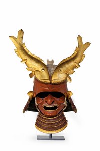 Un kawari kabuto (casco exótico) (cerdas de jabalí y hierro lacado)
