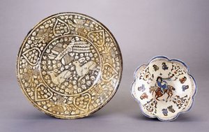 Un plato de cerámica de Sultanabad, que representa dos ciervos sentados entre densos motivos de hojas, siglo XIV de Persian School