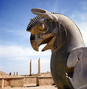 Un grifo, criatura legendaria mitad águila, mitad león. Columna de la Apadana, gran sala de audiencias, coronada por estos capiteles, palacio de Darío I, Persépolis, Irán. de Persian School