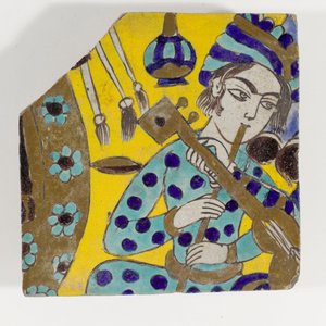 Azulejo de cerámica cuerda seca de finales del siglo XVII de Persia safávida que representa a un hombre tocando una flauta con un turbante de Persian School