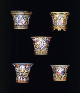 Una selección de cuencos de narguile de oro esmaltado Qajar, pintados con paneles de retratos simples o dobles, siglo XIX