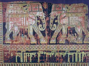 Elefantes e inscripción del general turco Abu Mansur Bukhtegin, tela de seda hecha en Irán en el siglo X, detalle de Persian School