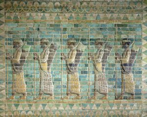 Friso de arqueros, del Palacio de Darío el Grande (548-486 a.C.) en Susa, Irán, Período Aqueménida, c.500 a.C. (ladrillos vidriados) de Persian School