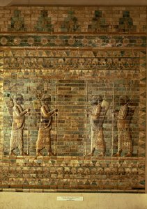 Friso de arqueros de la guardia del rey persa, del Palacio de Darío el Grande en Susa, Irán, Periodo Aqueménida, c.500 a.C. de Persian School