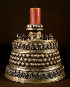 Arte islámico: candelabro de bronce con incrustaciones de plata. Arte persa del siglo XII. El Cairo, Museo de Arte Islámico de Persian School