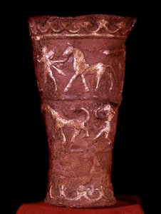 Arte persa: copa de plata incrustada con oro de Hassanlu, siglo IX a.C. Escenas de batalla en la parte superior y escenas de caza en la parte inferior. Teherán, museo arqueológico de Persian School
