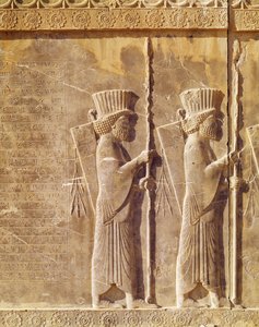 Relieve que representa a dos arqueros y una inscripción persa antigua, de la escalera del Palacio de Darío, Periodo Aqueménida, siglos VI-V a.C.