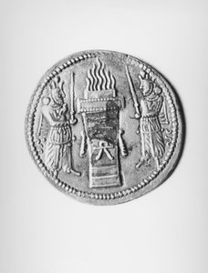 Reverso de una moneda de Shapur II que representa un altar de fuego sacrificial, Sasánida