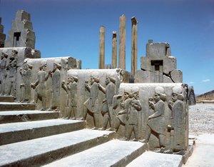 Pueblos sometidos. Relieves de la escalera oriental de la Apadana, siglo VI a.C. de Persian School
