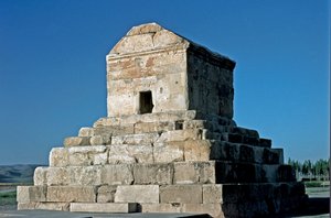 Vista de la tumba de Ciro II, sitio de Pasargadas, siglo VI a.C.