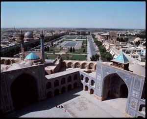 Vista sobre la ciudad desde la plaza real, el corredor de la Mezquita Jameh, a la derecha la mezquita Sheik Lotfolla y a la izquierda la mezquita Ali Qapu
