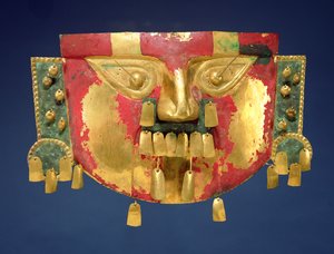 Máscara inca (oro con pintura roja y verde) de Peruvian School