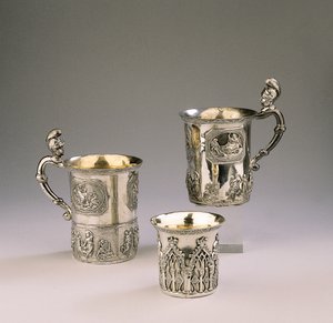 Dos tazas, 1830 y 1795, y un vaso de Peter Andreas Moller