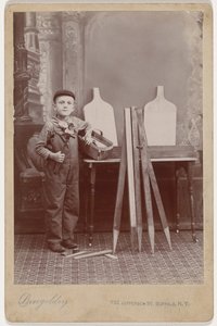 Retrato de un ayudante de carpintero,c. 1900 (foto) de Peter Dingeldey