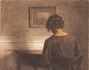 Niña joven junto a una mesa semicircular