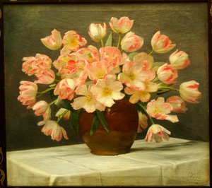 Tulipanes en un jarrón sobre una mesa con mantel