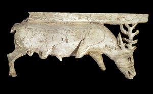 Civilización de los Fenicios: adorno de una cama real de marfil en forma de ciervo, del sitio de Arslan Tash (Siria). Siglo IX a.C. Dim. 12,5 cm Museo del Louvre, París de Phoenician