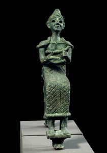 Arte oriental de la antigüedad: estatuilla de una diosa sentada. Escultura en bronce. Escultura fenicia, circa 1300 a.C. París, Museo del Louvre