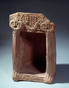 Antigüedad oriental: santuario doméstico de terracota para venerar ídolos. Siglo IX a.C. De Tell el Far